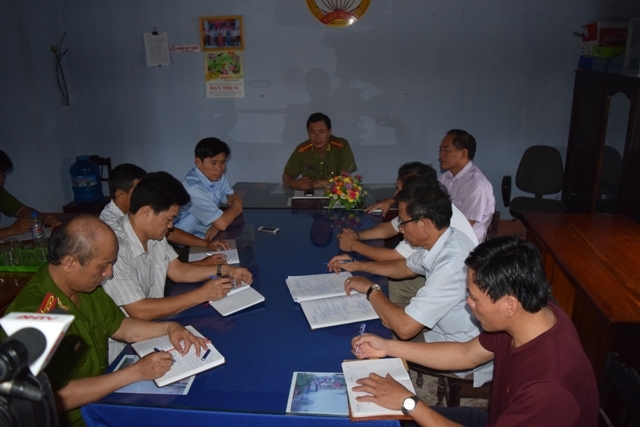 Đại t&aacute; L&ecirc; Quốc H&ugrave;ng -&nbsp;Gi&aacute;m đốc C&ocirc;ng an tỉnh Thừa Thi&ecirc;n - Huế c&ugrave;ng c&aacute;c ban ng&agrave;nh chỉ đạo điều tra nguy&ecirc;n nh&acirc;n, khắc phục hậu quả.