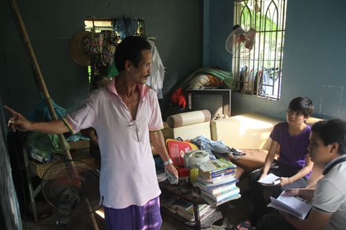 &Ocirc;ng Văn B&aacute; Thọ v&agrave; hai người con trai c&ugrave;ng &ocirc;n thi THPT quốc gia tại nh&agrave;. Ảnh: K.T