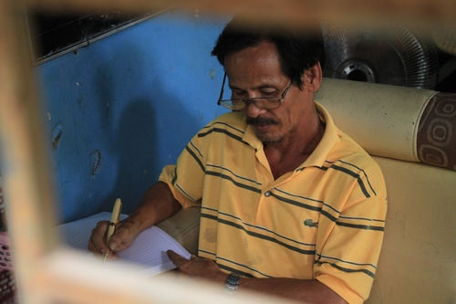 Hiện, c&ocirc;ng việc ch&iacute;nh mỗi ng&agrave;y của &ocirc;ng Thọ l&agrave; &ocirc;n luyện c&aacute;c m&ocirc;n thi THPT quốc gia. Ảnh: Mạnh T&ugrave;ng