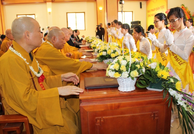 Thanh thiếu ni&ecirc;n Phật tử d&acirc;ng hoa k&iacute;nh mừng Phật đản.