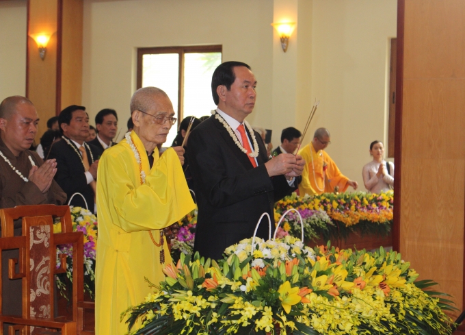 Chủ tịch nước d&acirc;ng hương tại buổi lễ.