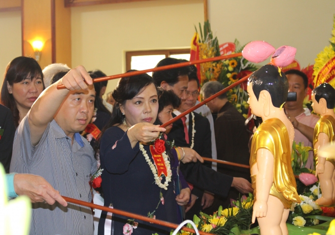Bộ trưởng Bộ Y tế Nguyễn Kim Tiến thực hiện nghi thức tắm Phật.