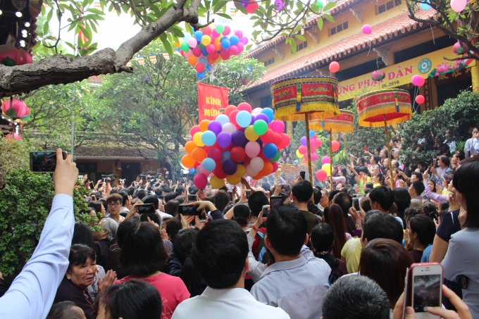 Thả b&oacute;ng bay...