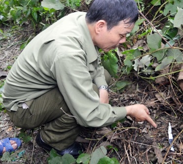 Cơ quan điều tra kh&aacute;m nghiệm hiện trường ph&aacute;t hiện con dao Nhật d&ugrave;ng để đ&acirc;m người bố đẻ của m&igrave;nh khiến &ocirc;ng Ch&acirc;u tử vong (ảnh Hồng Vinh).