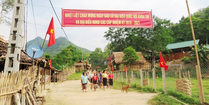 Chuyện bầu cử ở l&ograve;ng hồ thủy điện Bản Vẽ