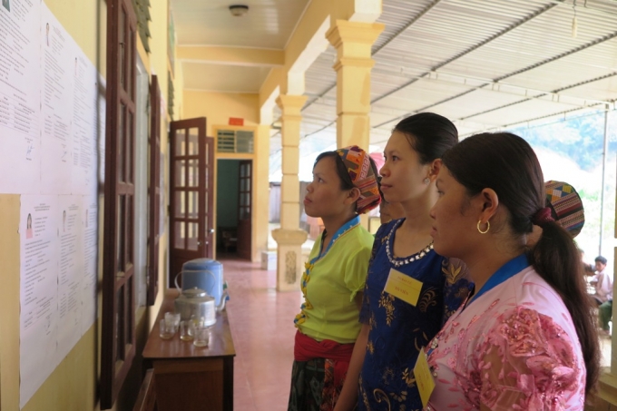 B&agrave; con xem nội quy bầu cử v&agrave; tiểu sử của c&aacute;c ứng cử vi&ecirc;n.