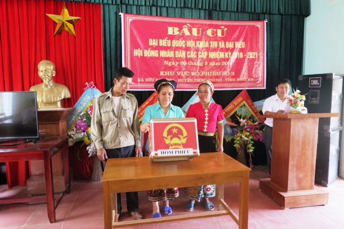 Đại diện cử tri kiểm tra h&ograve;m phiếu.