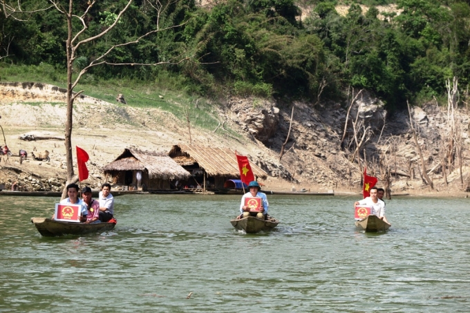 Chuyện bầu cử ở l&ograve;ng hồ thủy điện Bản Vẽ