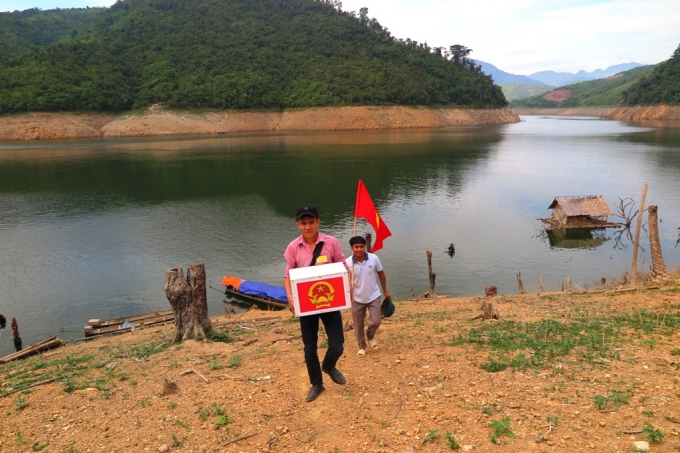 Đối với cử tri ở l&ograve;ng hồ, Ủy ban bầu cử x&atilde; Hữu Khu&ocirc;ng đưa h&ograve;m phiếu di động đến tận nơi b&agrave; con sinh sống.