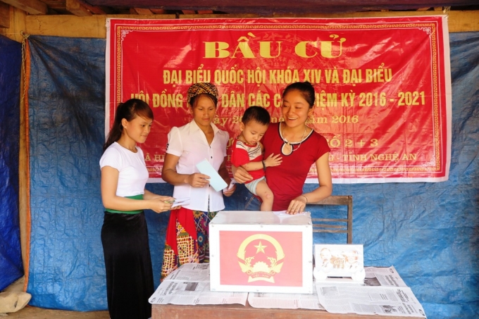 Chuyện bầu cử ở l&ograve;ng hồ thủy điện Bản Vẽ