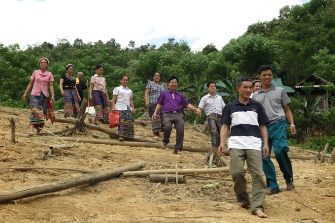 B&agrave; con lưu luyến tiễn ch&acirc;n đo&agrave;n c&aacute;n bộ ra tận bờ hồ.
