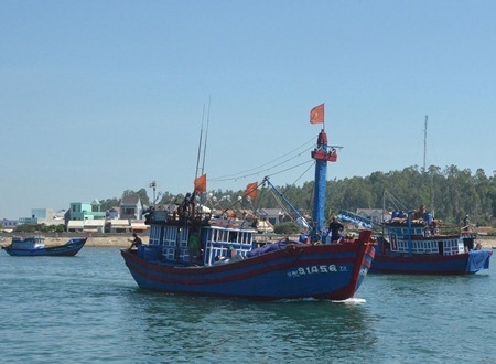 T&agrave;u c&aacute; Quảng Ng&atilde;i khẩn trương đưa cử tri về đất liền tham gia bỏ phiếu bầu cử.