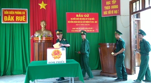 Chuyện bầu cử ở l&ograve;ng hồ thủy điện Bản Vẽ