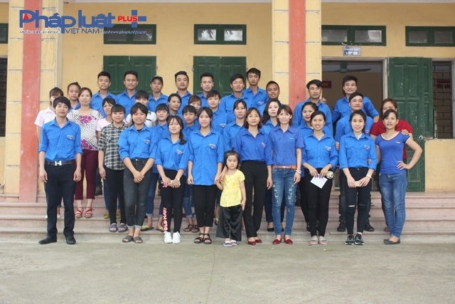 Ngay từ rất sớm, lưc lượng đo&agrave;n vi&ecirc;n thanh ni&ecirc;n đ&atilde; c&oacute; măt tại địa điểm trung t&acirc;m của x&atilde; để chuẩn bị c&ocirc;ng t&aacute;c cổ động cho ng&agrave;y bầu cử; tinh thần đo&agrave;n kết, vui vẻ, phấn khởi được thể hiện r&otilde; tr&ecirc;n gương mặt của mỗi c&aacute; nh&acirc;n.