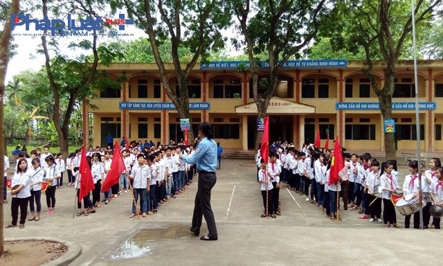C&aacute;c em học sinh cũng đ&atilde; c&oacute; mặt đ&ocirc;ng đủ để lắng nghe những lời dặn d&ograve; của thầy, c&ocirc; gi&aacute;o trước khi tỏa đi &nbsp;đến c&aacute;c nẻo đường, th&ocirc;n x&oacute;m để cổ động phong tr&agrave;o.