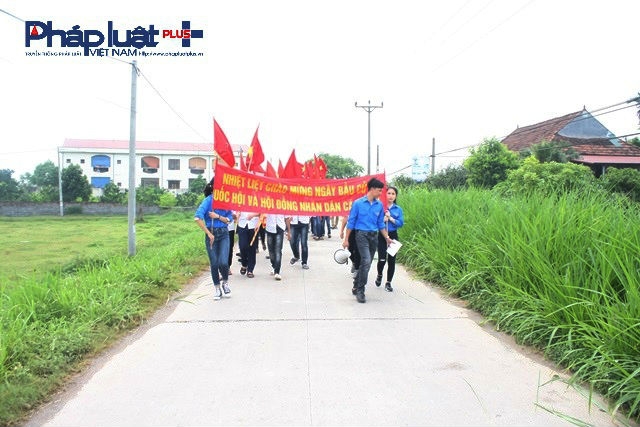 Cờ đỏ, băng d&ocirc;n, biểu ngữ khiến đường qu&ecirc; như c&oacute; th&ecirc;m một sức sống mới.