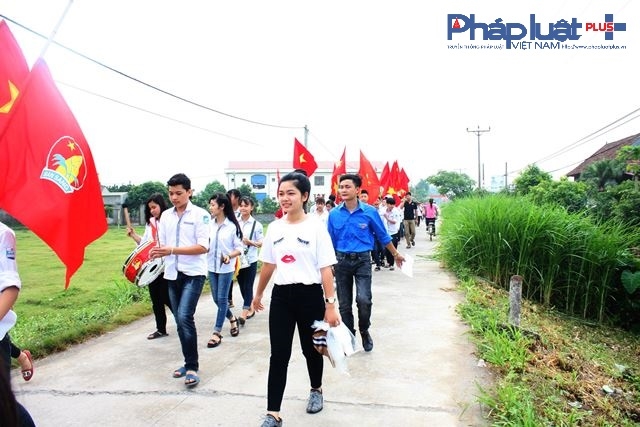 Đi đến đ&acirc;u, đo&agrave;n cổ động cũng h&ocirc; vang những khẩu hiệu ch&agrave;o mừng ng&agrave;y bầu cử đại biểu quốc hội kh&oacute;a XIV v&agrave; Hội đồng nh&acirc;n d&acirc;n c&aacute;c cấp.