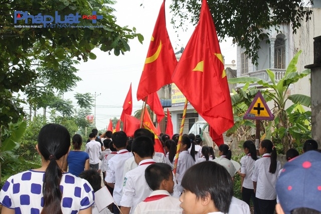 Đo&agrave;n cổ động tiến v&agrave;o c&aacute;c l&agrave;ng x&oacute;m, kh&ocirc;ng kh&iacute; dường như rộn r&agrave;ng hơn khi sắc đỏ c&ugrave;ng sự cổ động nhiệt t&igrave;nh từ lớp lớp thế hiện trẻ, đo&agrave;n vi&ecirc;n, thanh thiếu ni&ecirc;n trong những ng&agrave;y trọng đại.