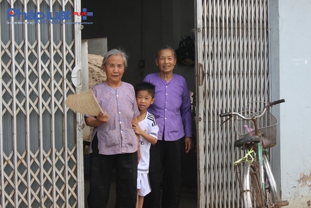 &nbsp;Sự vui mừng, phấn khởi thể hiện r&otilde; tr&ecirc;n khu&ocirc;n mặt của m&ocirc;i người d&acirc;n khi chứng kiến kh&ocirc;ng kh&iacute; nhộn nhịp trước giờ bầu cử.&nbsp;