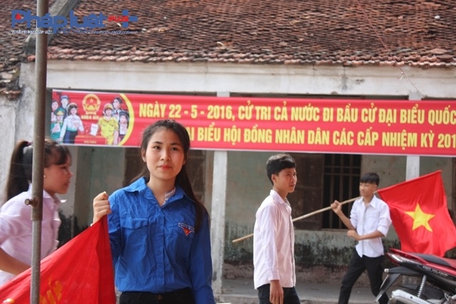 C&ugrave;ng trong t&acirc;m trạng vui vẻ, phấn khởi, l&agrave; một cử tri trẻ, năm nay l&agrave; năm đầu ti&ecirc;n đo&agrave;n vi&ecirc;n Cao Thị Hạnh được cầm l&aacute; phiếu tr&ecirc;n tay, trực tiếp bầu ra những người vừa c&oacute; đức vừa c&oacute; t&agrave;i đại diện cho &yacute; ch&iacute; của nh&acirc;n d&acirc;n kh&ocirc;ng dấu được x&uacute;c động: