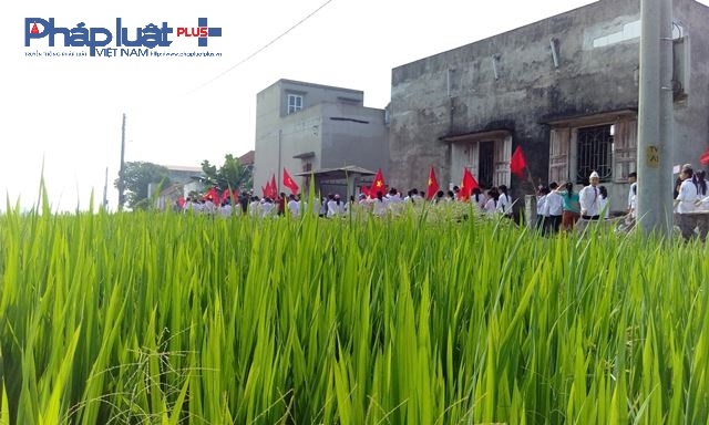 Kh&ocirc;ng khi vui vẻ, phấn khởi dường như l&agrave;m x&oacute;a đi c&aacute;i nắng &oacute;i bức của những ng&agrave;y đầu m&ugrave;a hạ, lớp lớp thế hệ trẻ đang h&aacute;o hức chờ đến ng&agrave;y hội của non s&ocirc;ng.