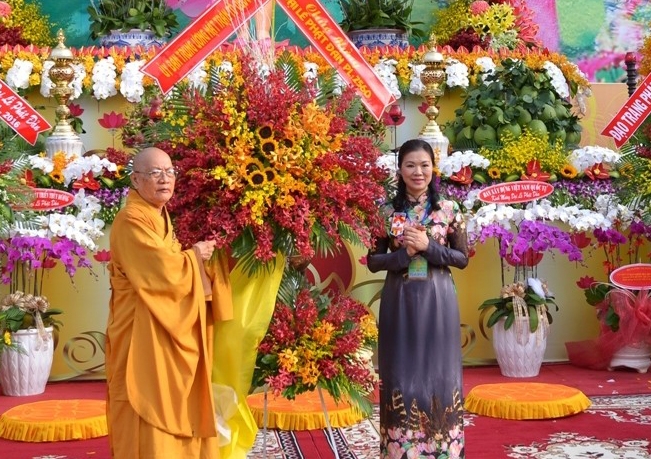 B&agrave; Trương Thị Ngọc &Aacute;nh tặng lẵng hoa ch&uacute;c mừng của UBTƯMTTQVN