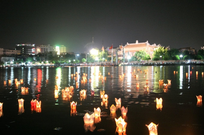 H&agrave;ng ng&agrave;n chiếc hoa đăng được h&agrave;ng ng&agrave;n phật tử, nh&acirc;n d&acirc;n thả trong dịp&nbsp;Đại lễ Phật đản Phật lịch 2560 - Dương lịch 2016.