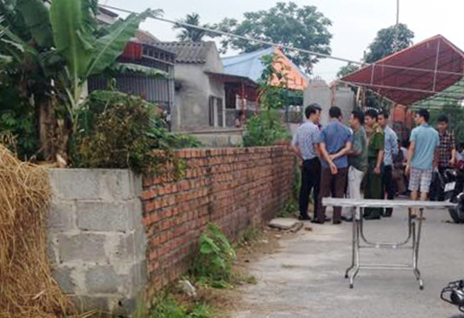 Người d&acirc;n b&agrave;ng ho&agrave;ng trước sự việc xảy ra.