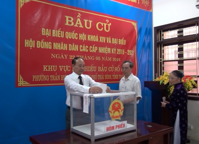 Đồng ch&iacute; Phạm Văn Sinh, B&iacute; thư Tỉnh ủy Th&aacute;i B&igrave;nh thực hiện quyền bỏ phiếu.