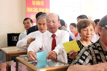 Cử tri phường Hồng Hải tiến h&agrave;nh bỏ phiếu bầu cử.