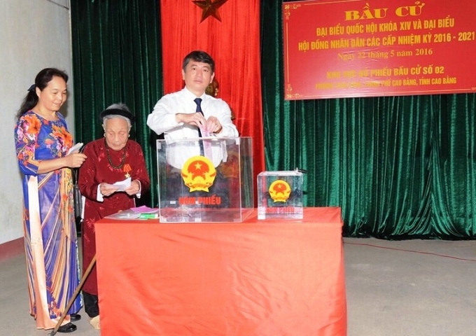 Chủ tịch UBND tỉnh Cao Bằng Ho&agrave;ng Xu&acirc;n &Aacute;nh bỏ phiếu bầu cử.