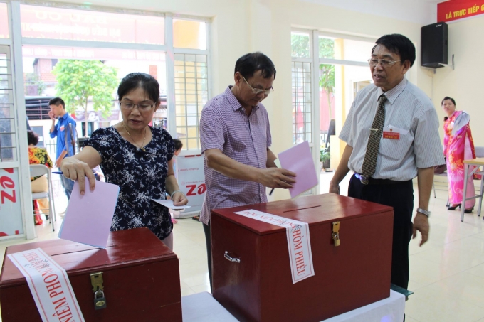 Cử tri gửi gắm niềm tin của m&igrave;nh v&agrave;o l&aacute; phiếu.