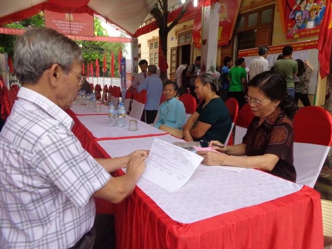 Ai ai cũng nghi&ecirc;n cứu kỹ trước khi đặt t&acirc;m huyết v&agrave;o l&aacute; phiếu của m&igrave;nh. Ảnh Minh Trang