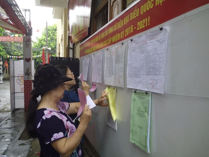 Ngo&agrave;i trời đang mưa, nhưng cũng kh&ocirc;ng thể khiến c&aacute;c cử tri tới thực hiện quyền v&agrave; nghĩa vụ của m&igrave;nh. Ảnh Minh Trang