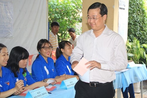 Anh L&ecirc; Qu&ocirc;́c Phong, Ủy vi&ecirc;n dự khuy&ecirc;́t Trung ương Đảng, Bí thư thứ nh&acirc;́t Ban chấp h&agrave;nh Trung ương Đoàn thực hiện nghĩa vụ cử tri. Ảnh: Ng&ocirc; T&ugrave;ng.