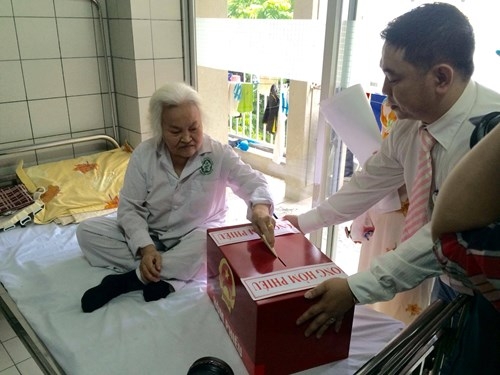 Bệnh nh&acirc;n điều trị nội tr&uacute; tại Khoa Cơ Xương Khớp, bệnh viện Bạch Mai thực hiện nghĩa vụ cử tri. (Ảnh tienphong.vn)