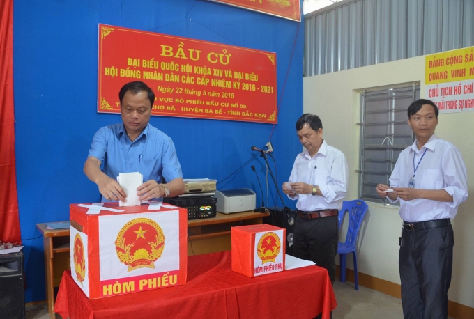 B&iacute; thư Tỉnh ủy Bắc Kạn Nguyễn Văn Du đang tiến h&agrave;nh bỏ phiếu bầu cử.