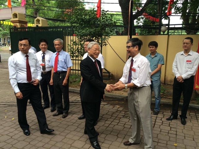 7h s&aacute;ng nay, Tổng B&iacute; thư Nguyễn Ph&uacute; Trọng dự lễ khai mạc v&agrave; l&agrave; người bỏ phiếu đầu ti&ecirc;n tại Điểm bầu cử số 3 phường Nguyễn Du (58 Nguyễn Du) - đơn vị bầu cử số 2 H&agrave; Nội c&oacute; tr&ecirc;n 1.200 cử tri.&nbsp;&nbsp;(Ảnh D&acirc;n tr&iacute;)