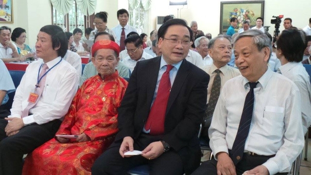 B&iacute; thư Th&agrave;nh ủy H&agrave; Nội Ho&agrave;ng Trung Hải tại điểm bầu cử đặt tại Trường mầm non Tuổi hoa, phường L&aacute;ng Hạ, H&agrave; Nội &nbsp;từ rất sớm (Ảnh: D&acirc;n tr&iacute;).