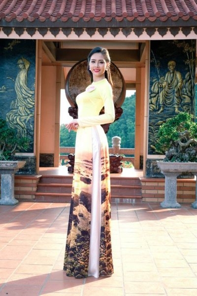 Kh&ocirc;ng chỉ sở hữu th&acirc;n h&igrave;nh n&oacute;ng bỏng m&agrave; c&ocirc; c&ograve;n c&oacute; một nhan sắc kh&aacute; vượt trội.