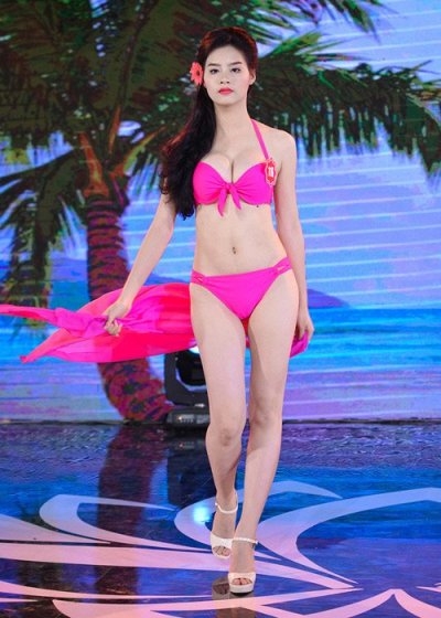 Th&ugrave;y Trang diện bikini tự tin sải bước tr&ecirc;n s&acirc;n khấu.&nbsp;