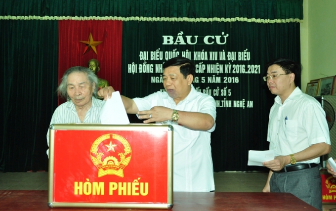 L&atilde;nh đạo UBND tỉnh Nghệ An tham gia bỏ phiếu.