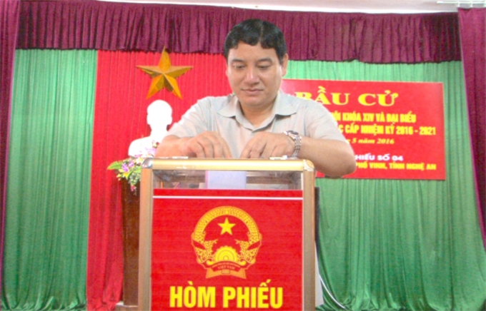 &Ocirc;ng Nguyễn Đắc Vinh - B&iacute; thư Tỉnh ủy Nghệ An tham gia bỏ phiếu tại phường Trường Thi - TP Vinh.