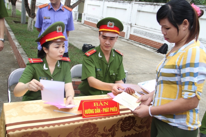 Những cử tri đang bị tạm giữ tại trại giam C&ocirc;ng an tỉnh Nghệ An thực hiện quyền v&agrave; nghĩa vụ thi&ecirc;ng li&ecirc;ng của m&igrave;nh.