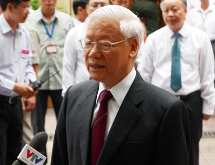 Tổng B&iacute; thư Nguyễn Ph&uacute; Trọng thực hiện quyền v&agrave; nghĩa vụ c&ocirc;ng d&acirc;n của m&igrave;nh qua l&aacute; phiếu. (Ảnh: Qu&yacute; Đo&agrave;n)