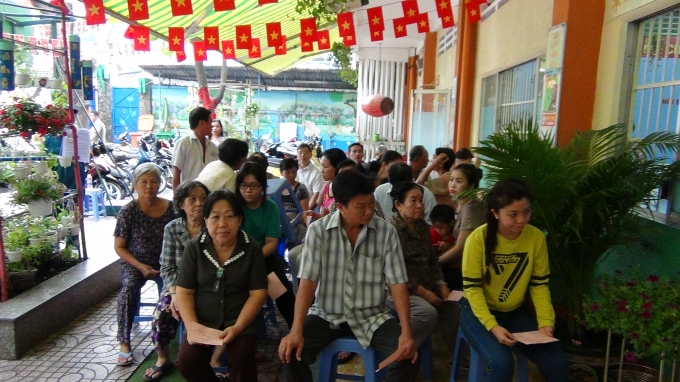 Cử tri ngồi đợi đến lượt để bỏ phiếu.&nbsp;