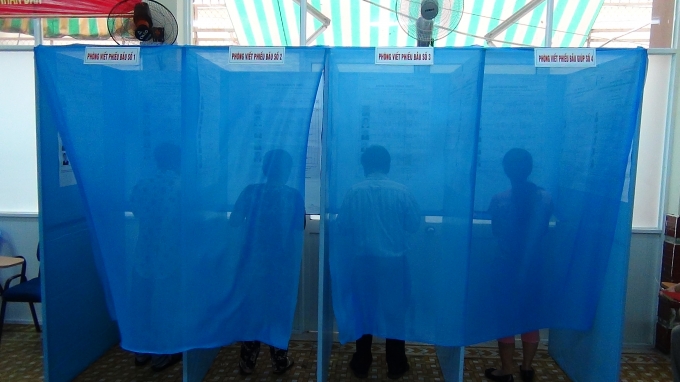 Cử tri viết phiếu bầu lựa chọn đại biểu của ch&iacute;nh m&igrave;nh.&nbsp;