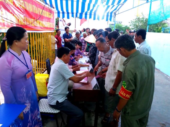 Đ&ocirc;ng đảo cử tri l&agrave;m thủ tục bầu cử. (Ảnh ghi nhận tại tổ bầu cử số 6, phường 5, TP Bạc Li&ecirc;u, tỉnh Bạc Li&ecirc;u)