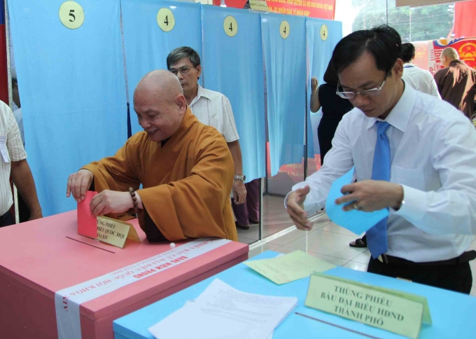 &nbsp;Ho&agrave; thượng Th&iacute;ch Thiện Nhơn c&ugrave;ng chư Tăng ch&ugrave;a Minh Đạo tham gia bầu cử tại điểm bầu cử số 60, P.9, Q.3, TP.HCM