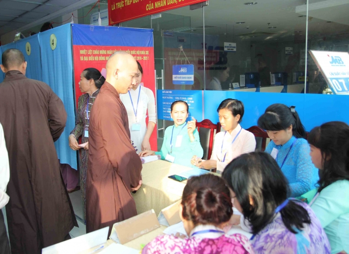 Lần lượt xếp h&agrave;ng nhận l&aacute; phiếu bầu cử.